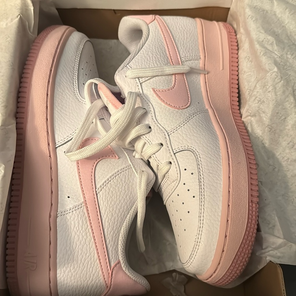🆕 With Tags- Never Worn- Light Pink with White. Awesome Gum bottom.